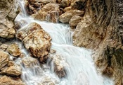 водопадик, коричневые скалы, скорость