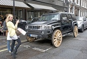 Hummer, h3, ultimate, wagon wheel, деревянные колеса, креатив на дороге, улыбающаяся девушка