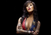 женщина, руки в татуировках, Kat von d, уверенный взгляд