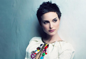 Натали портман, natalie portman, красочные пуговицы, у стены, коротка стрижка, выразительные черты лица, актриса